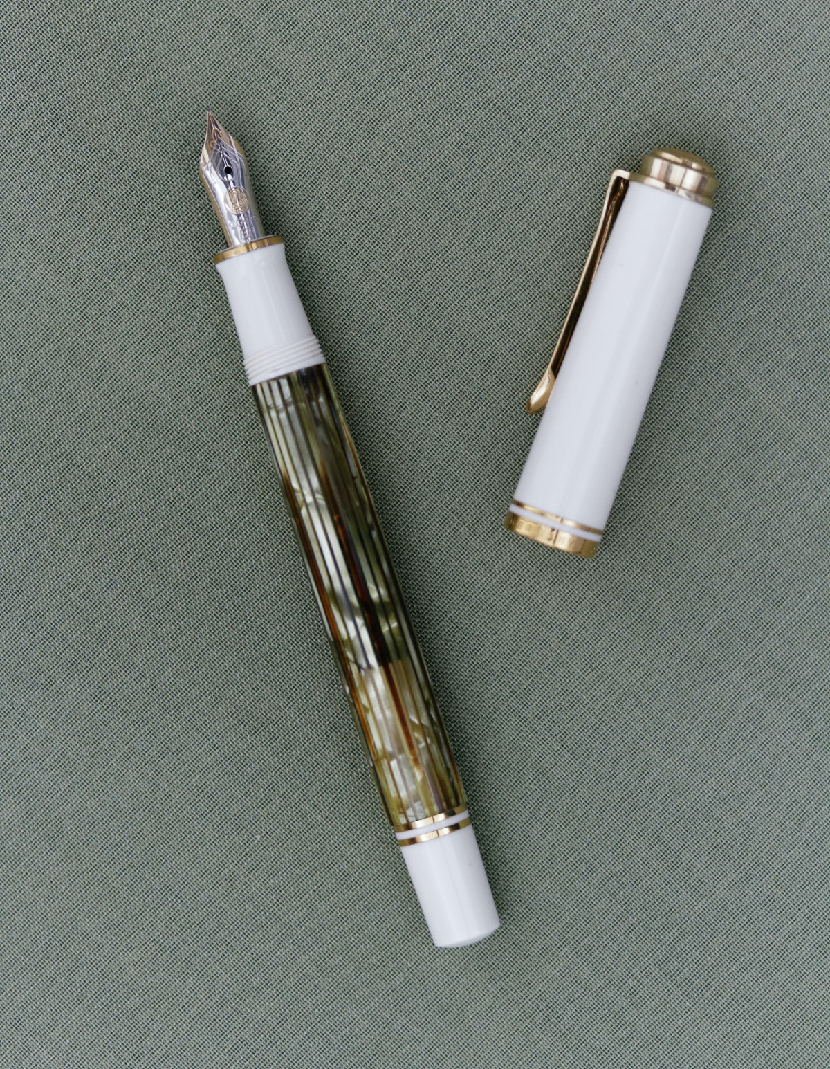 Pelikan Souverän M400 White Tortoiseshell-White