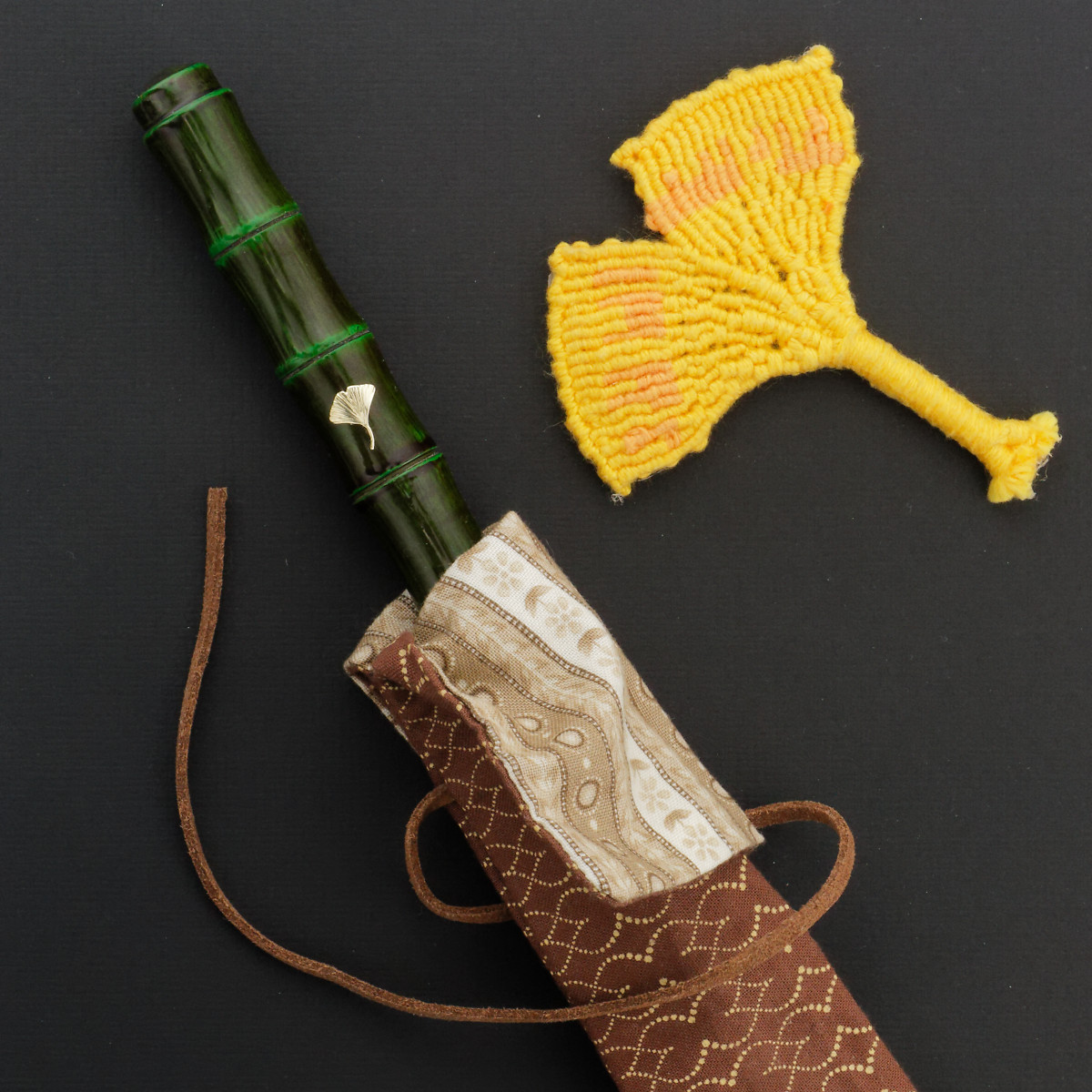 Penmeester.be Bamboo in pen sleeve with ginkgo crochet