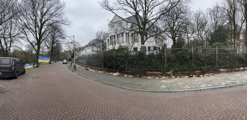 Flowers for Navalny at the Russian Embassy in The Hague